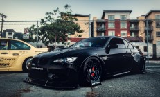 ac米兰下载-若日尼奥的暗夜交响曲，当F1引擎在街道上为他奏响存在感