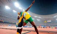 米兰体育官网-赛道与球场，当霍勒迪在F1街道赛接管比赛，开拓者精神如何强压勇士？