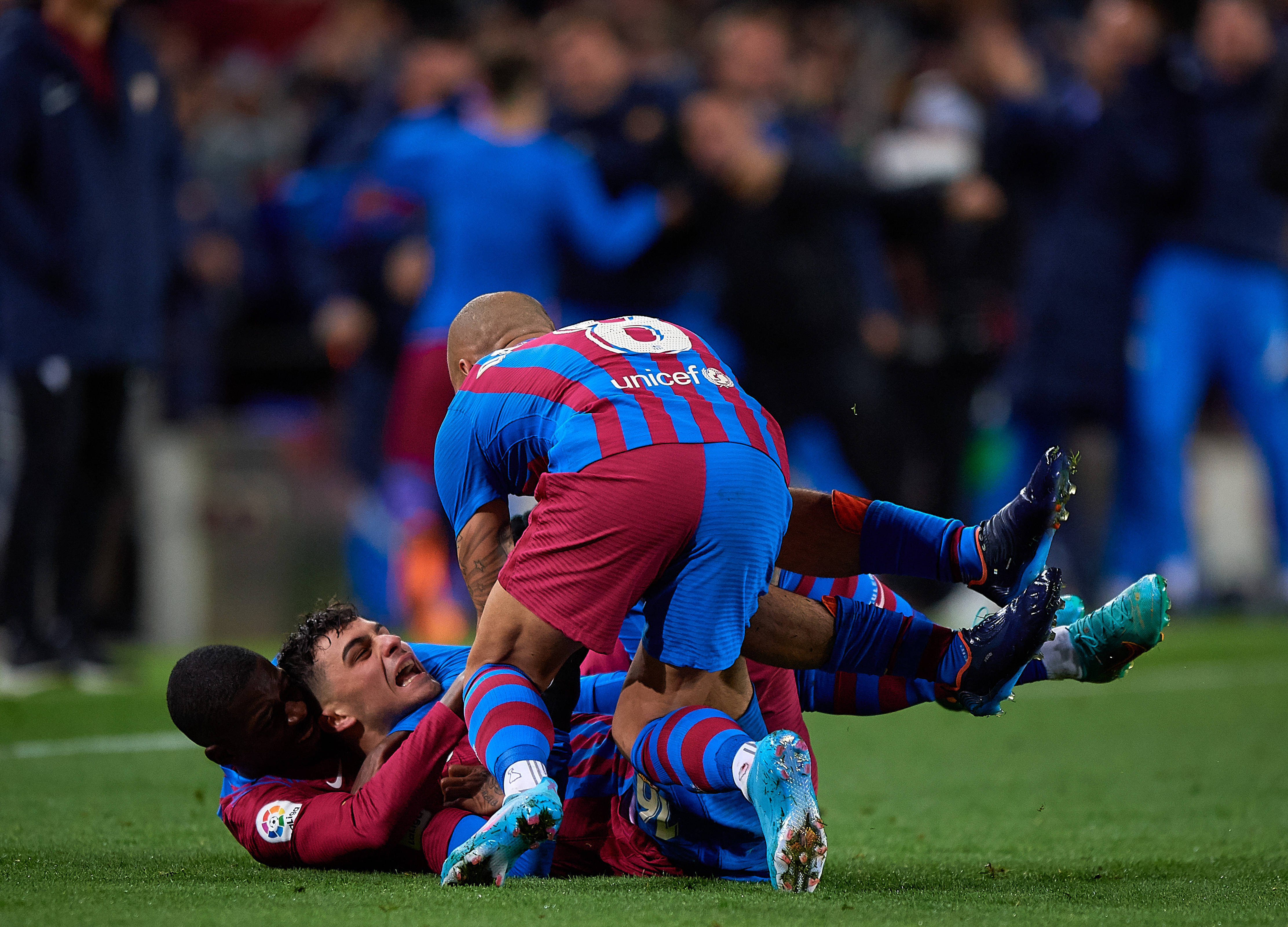 包含圣埃蒂安客场不敌里昂，遭遇失利的词条