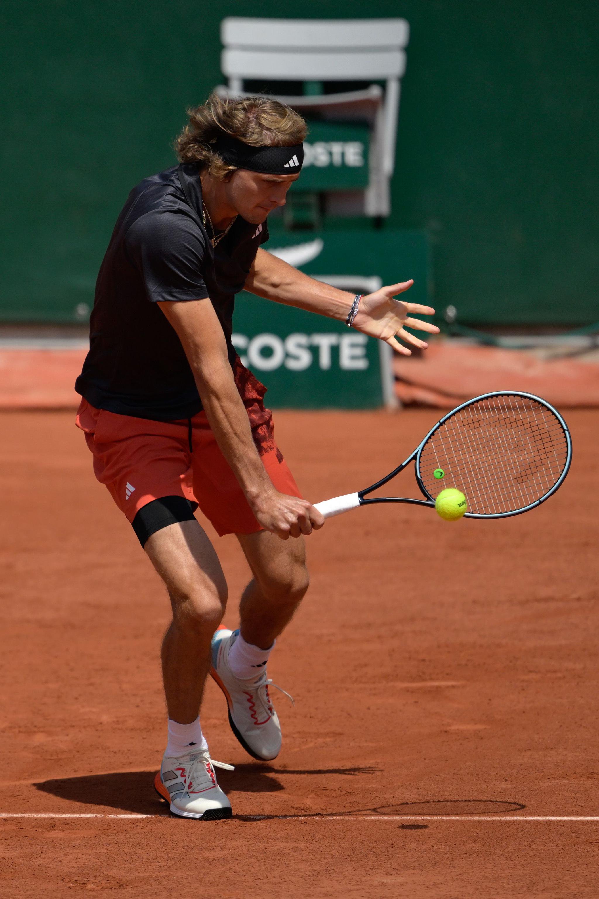 包含意大利网球队爆冷世界网球队，兹维列夫关键制胜的词条