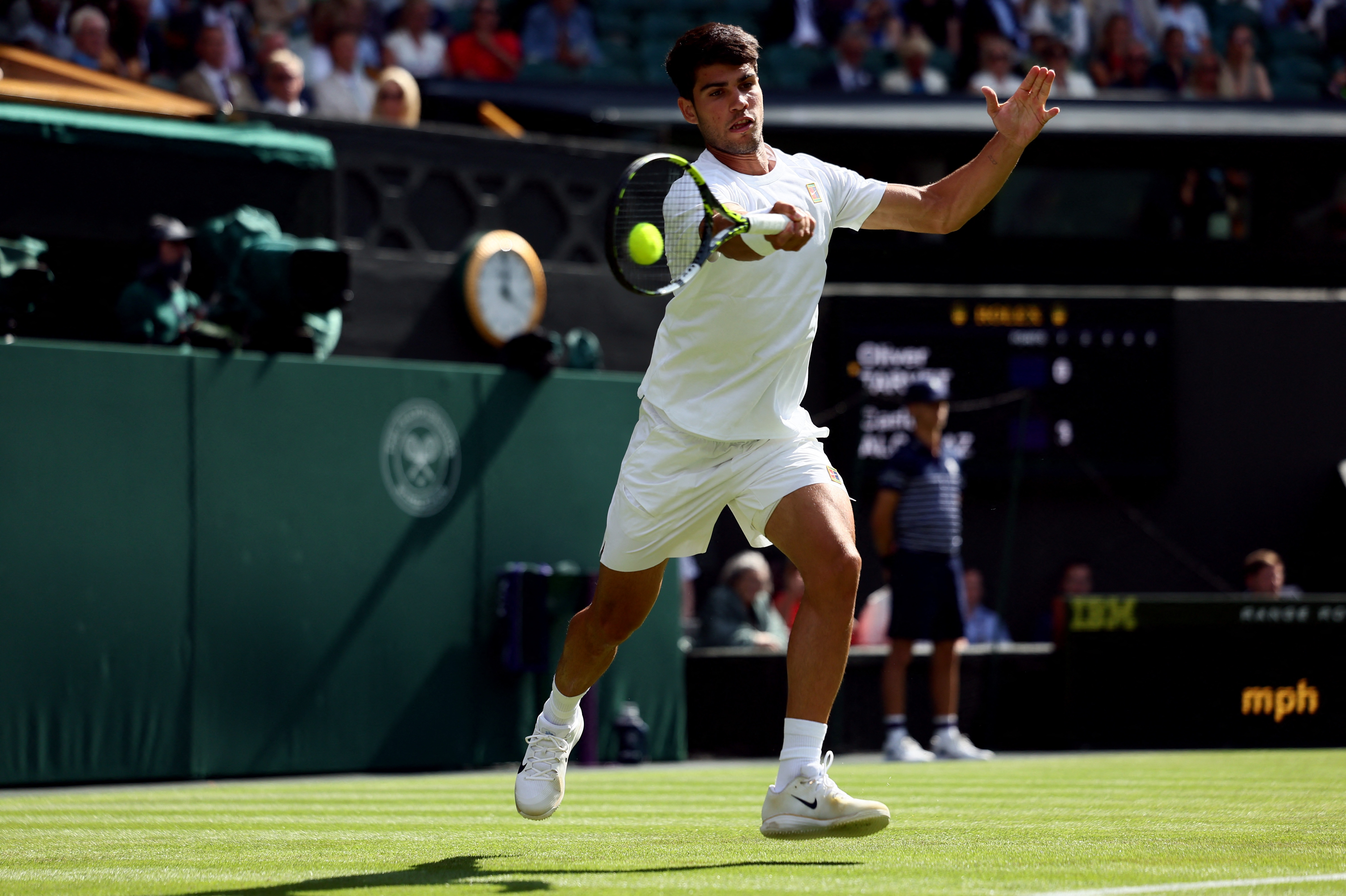 关于美国网球队险胜世界网球队，阿尔卡拉斯制霸全场的信息