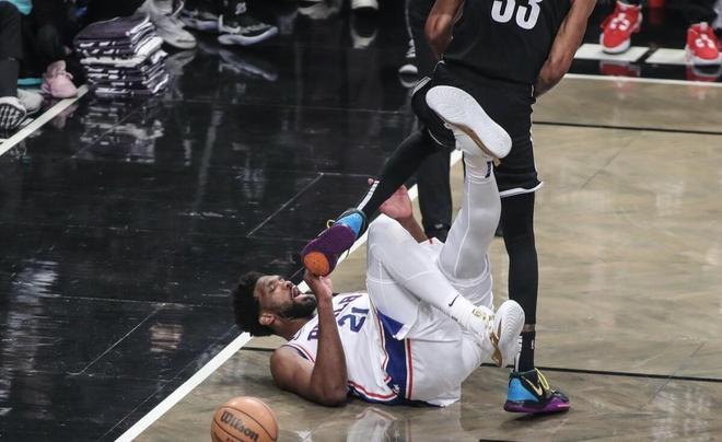 关于北京队完胜快船，恩比德点燃赛场的信息