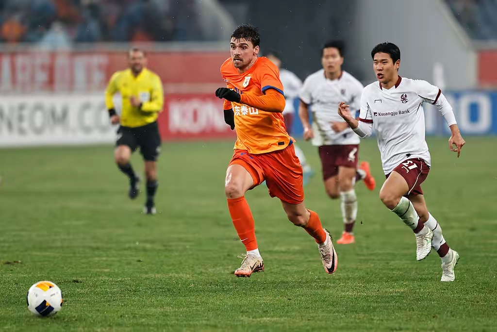 山东泰山完胜河南建业，取得四连胜的简单介绍