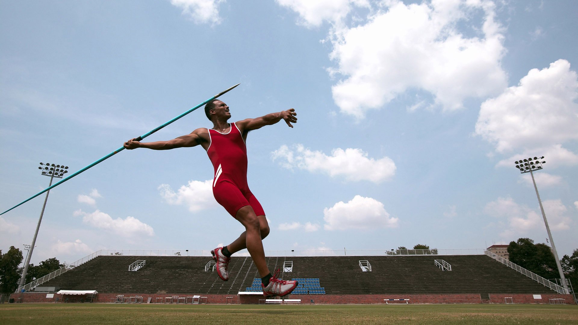 双城记，英超争冠硝烟起，步行者跨洋斩山西—体育世界的平行战场