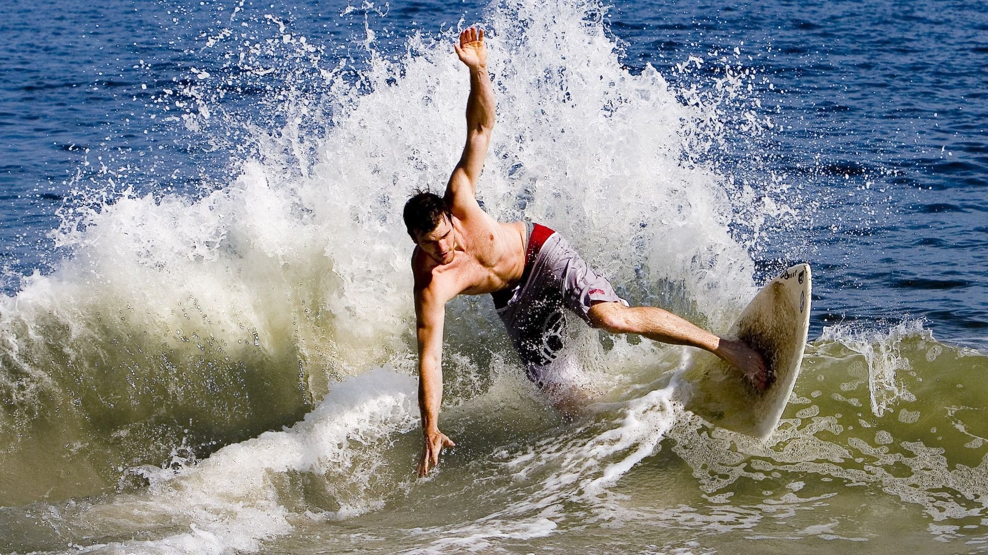 梁靖崑状态火热助阵，波兰队险胜法国队上演乒乓经典对决